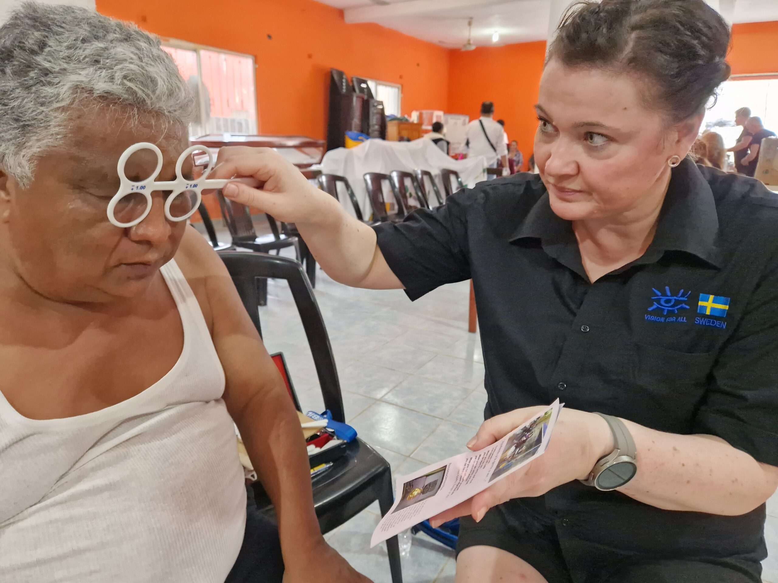Optikern Trine utför en synundersökning i Mexico