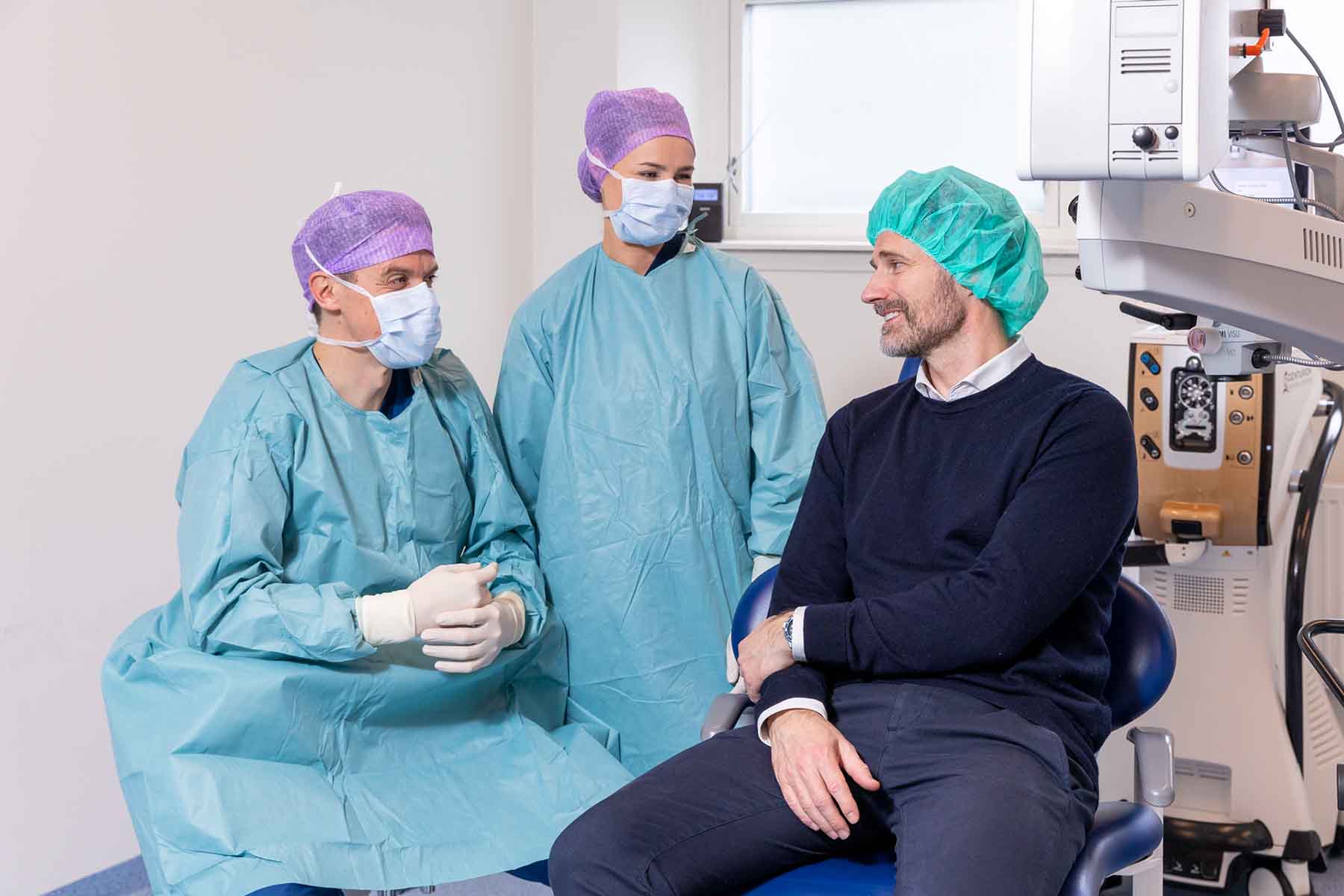 Patient och medarbetare vid uppföljning hos Memira